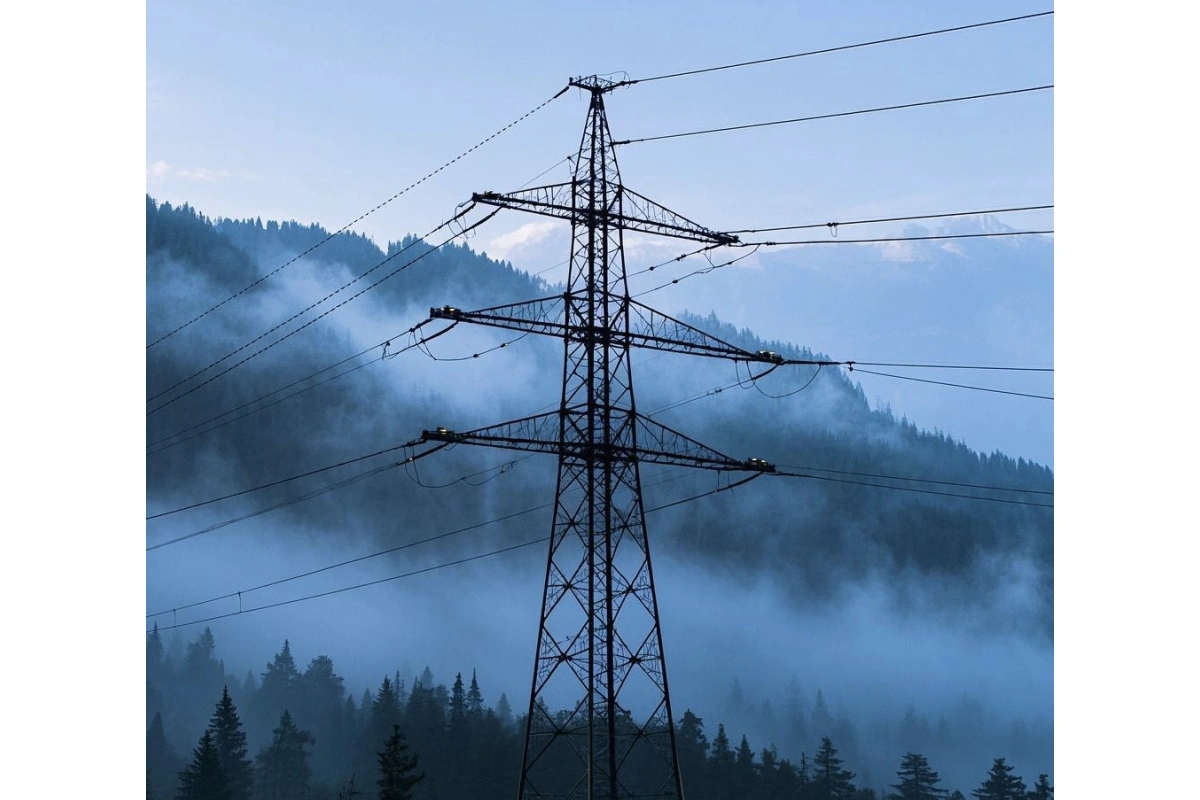 Care sunt caracteristicile turnului de putere electrică metalică?